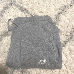 Men’s gray Nike sweatpants in size small.